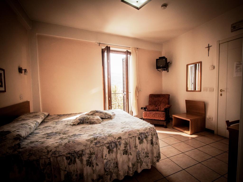 Hotel Ristorante Bertolini Piazza al Serchio Buitenkant foto
