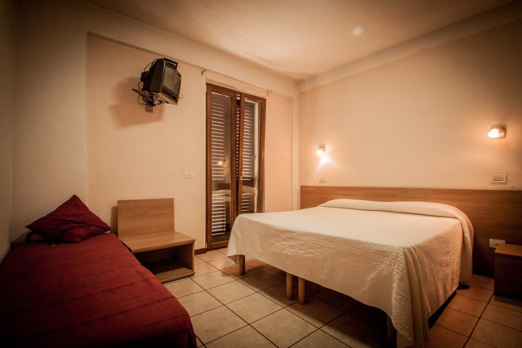 Hotel Ristorante Bertolini Piazza al Serchio Buitenkant foto