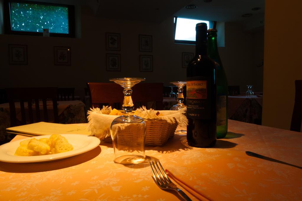 Hotel Ristorante Bertolini Piazza al Serchio Buitenkant foto