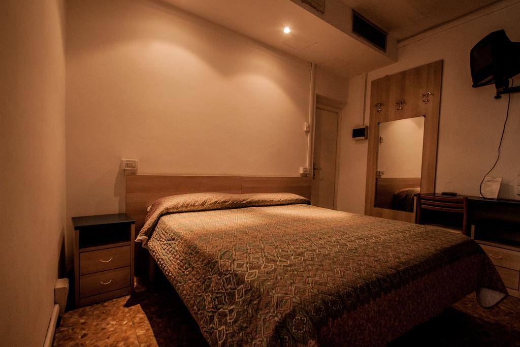 Hotel Ristorante Bertolini Piazza al Serchio Buitenkant foto