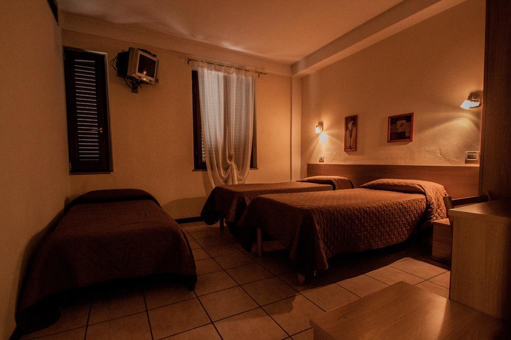 Hotel Ristorante Bertolini Piazza al Serchio Kamer foto
