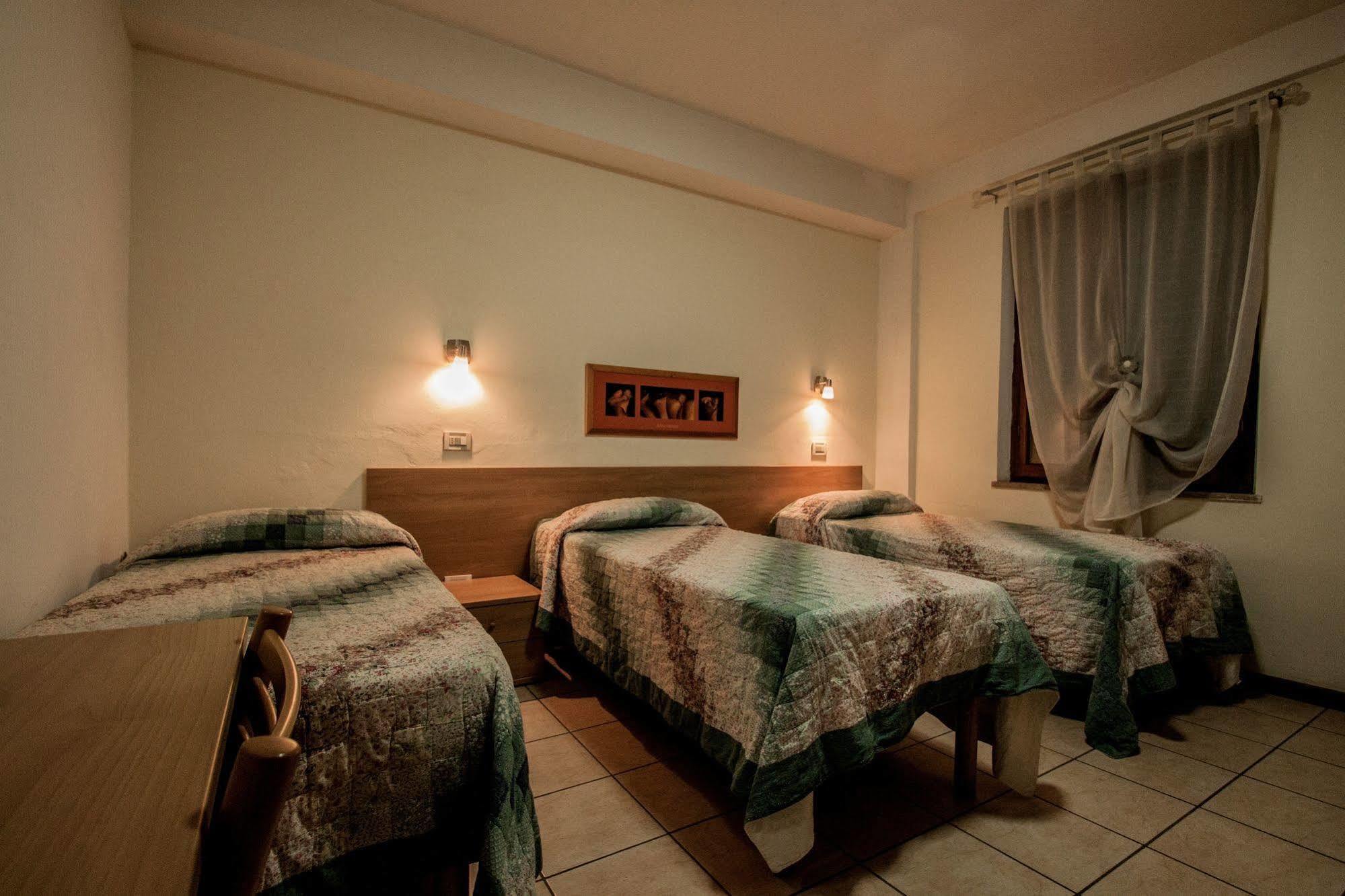 Hotel Ristorante Bertolini Piazza al Serchio Buitenkant foto