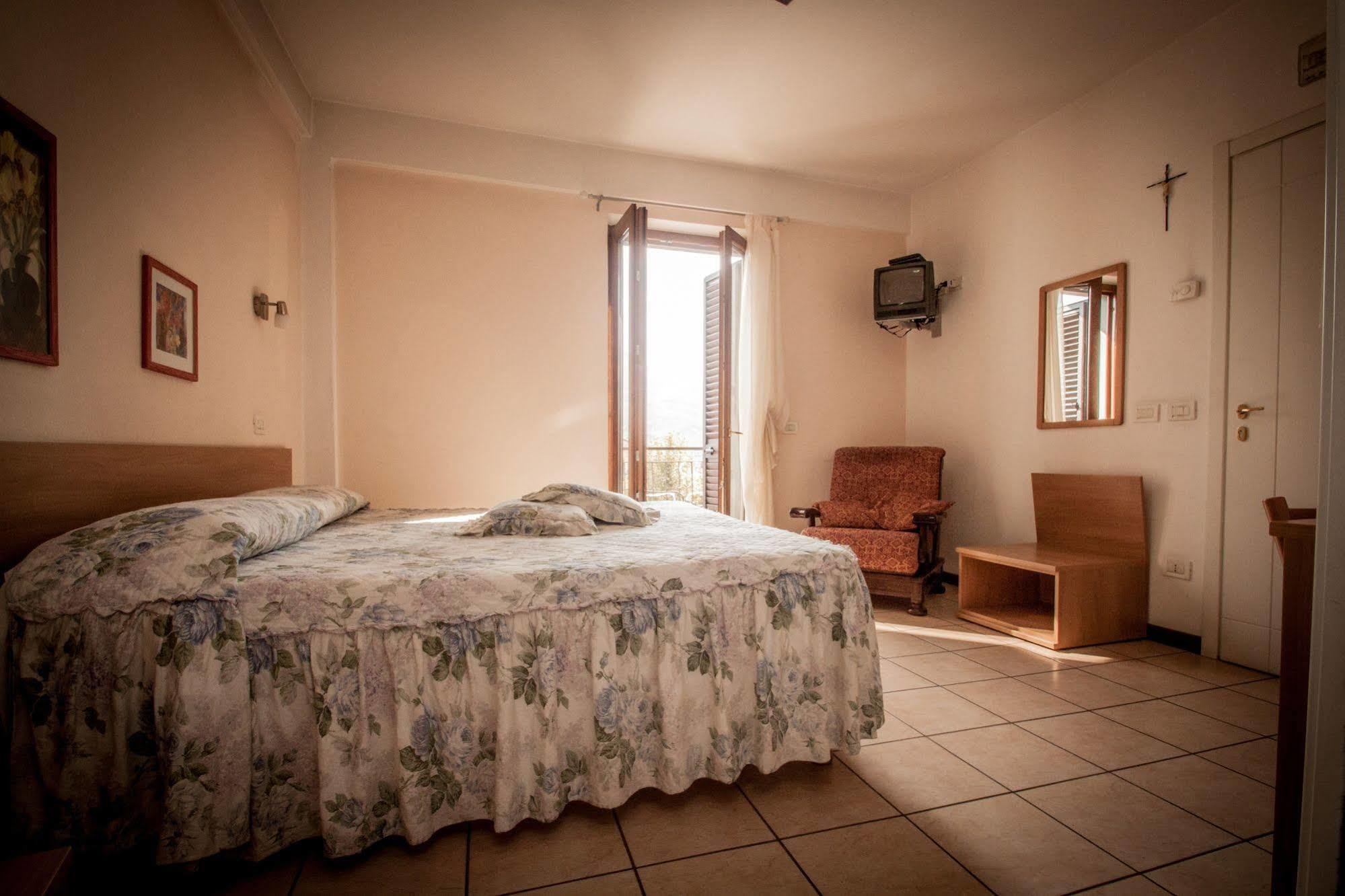Hotel Ristorante Bertolini Piazza al Serchio Buitenkant foto