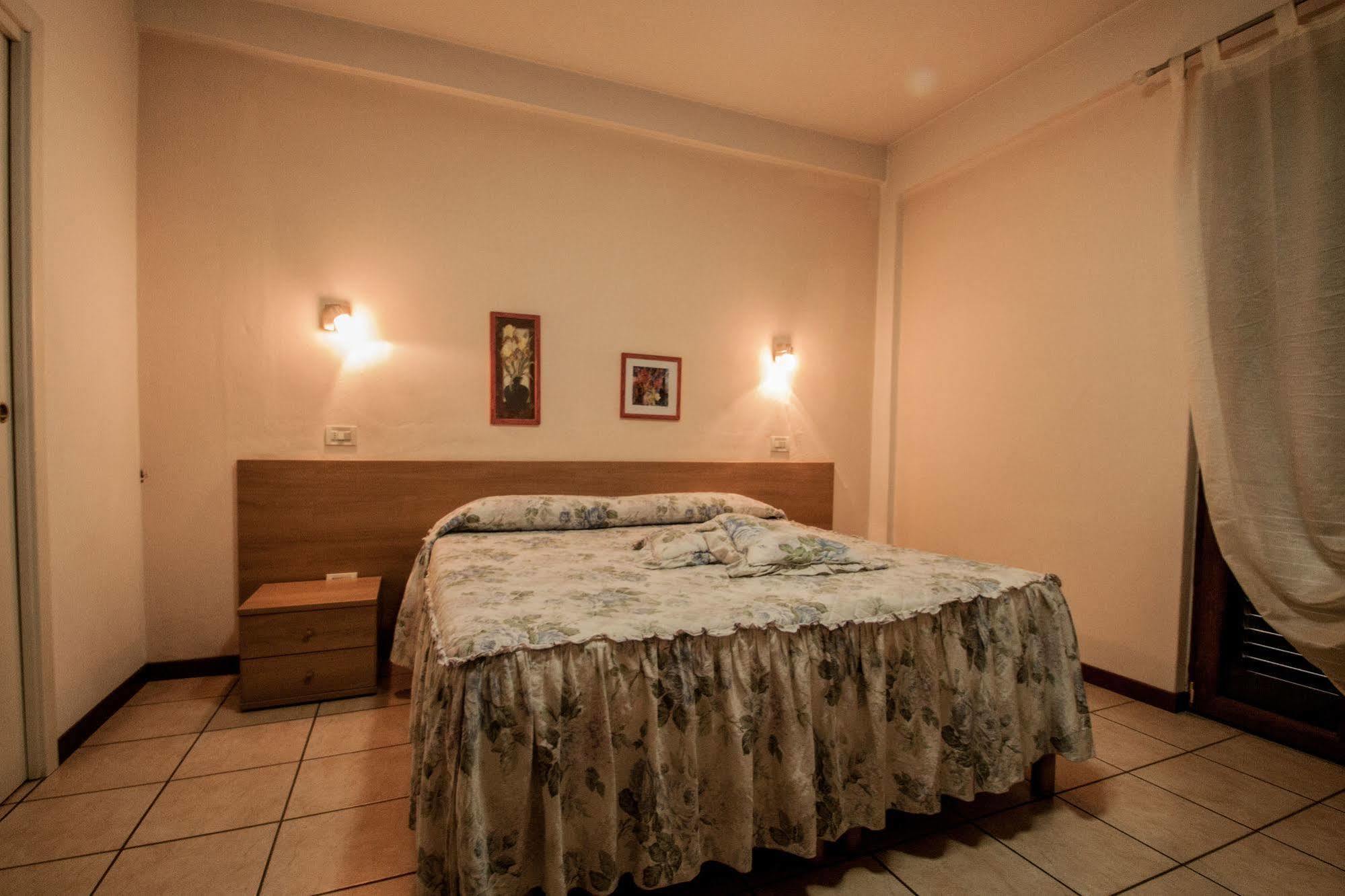 Hotel Ristorante Bertolini Piazza al Serchio Buitenkant foto