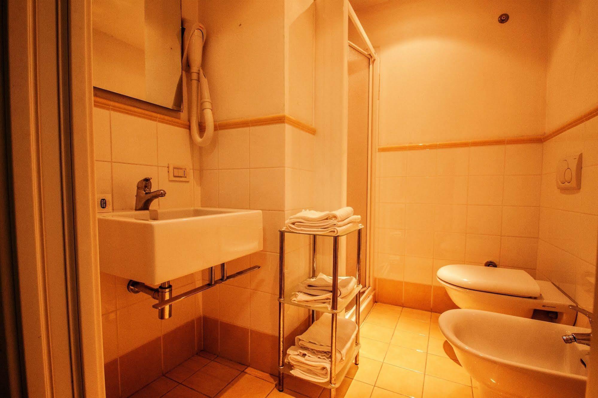 Hotel Ristorante Bertolini Piazza al Serchio Buitenkant foto