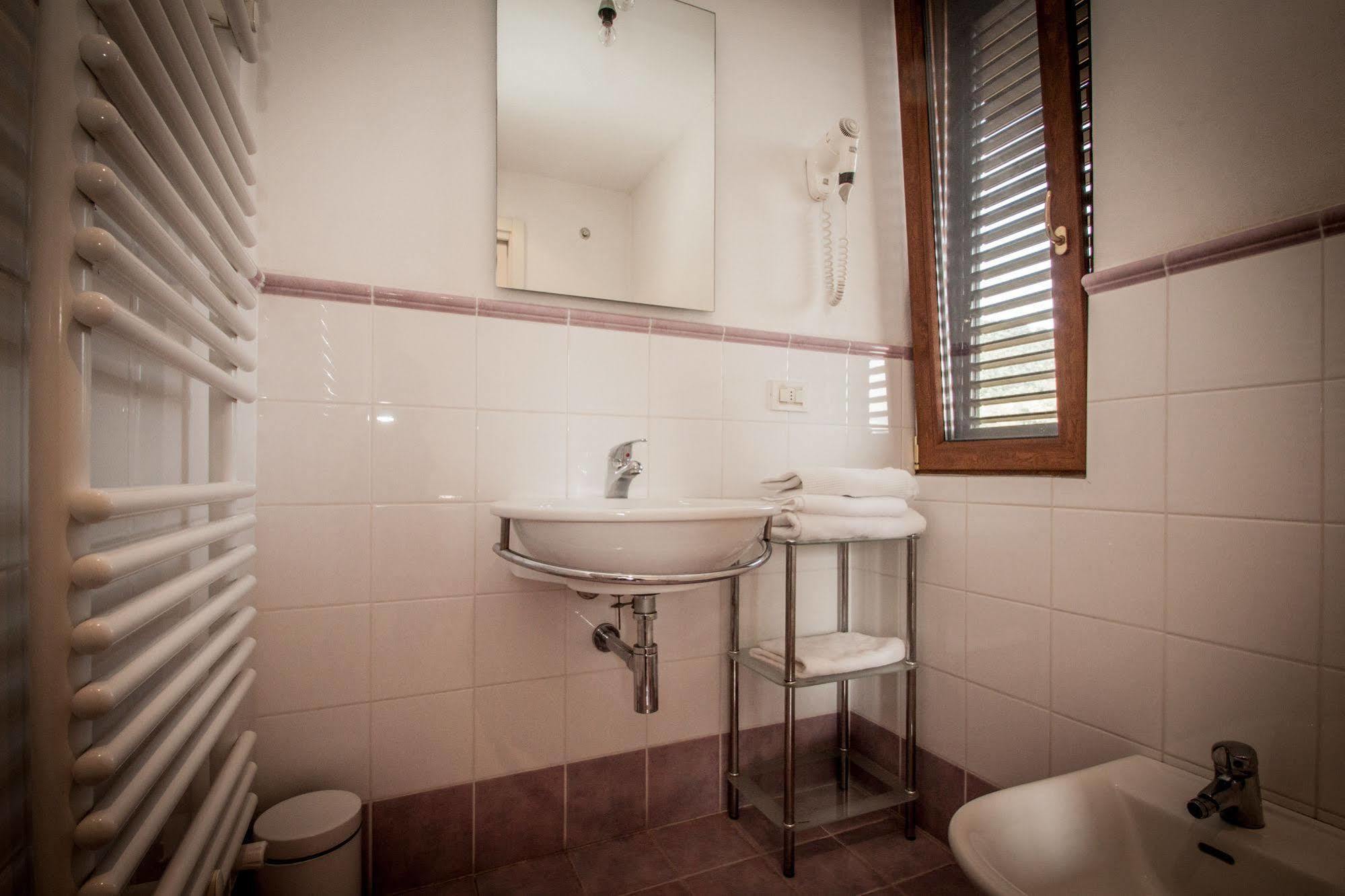 Hotel Ristorante Bertolini Piazza al Serchio Buitenkant foto