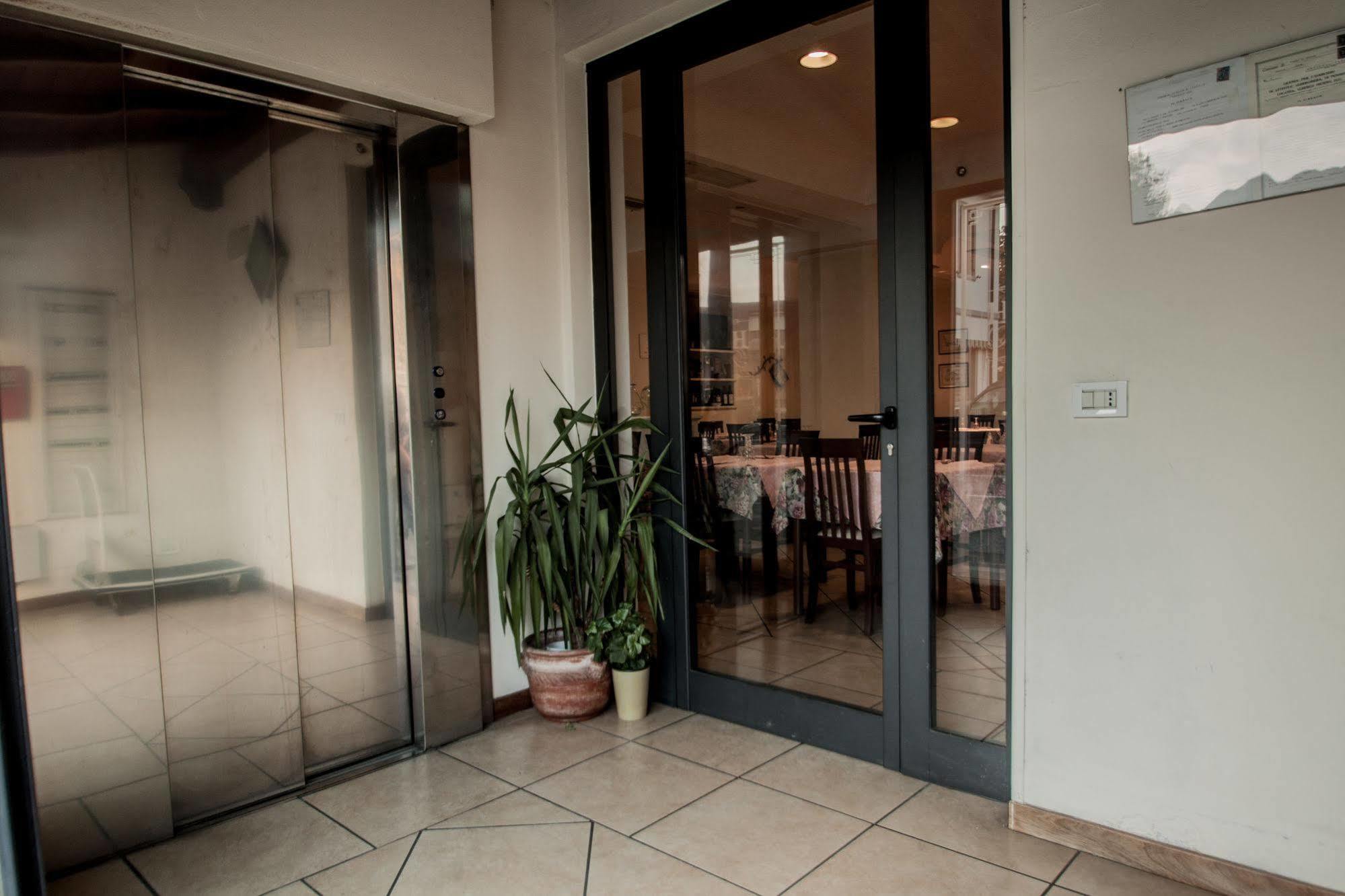 Hotel Ristorante Bertolini Piazza al Serchio Buitenkant foto