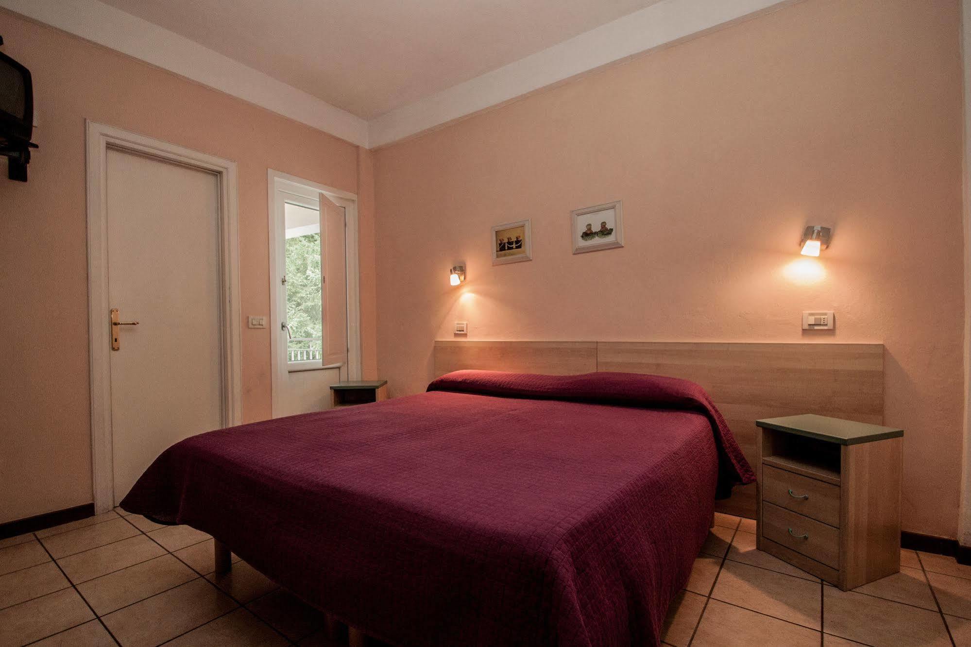 Hotel Ristorante Bertolini Piazza al Serchio Buitenkant foto