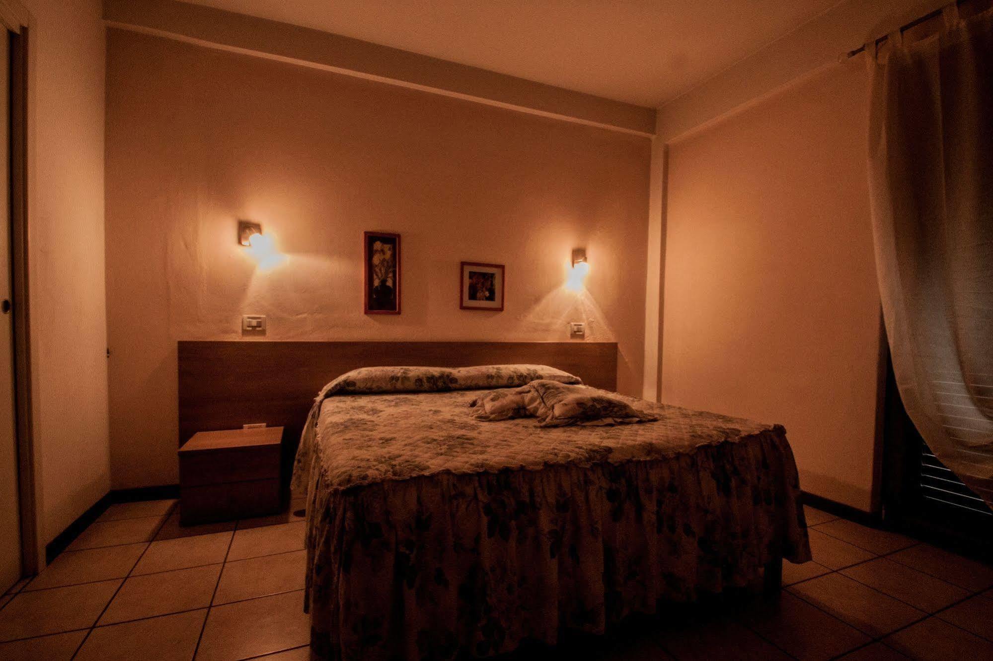 Hotel Ristorante Bertolini Piazza al Serchio Buitenkant foto