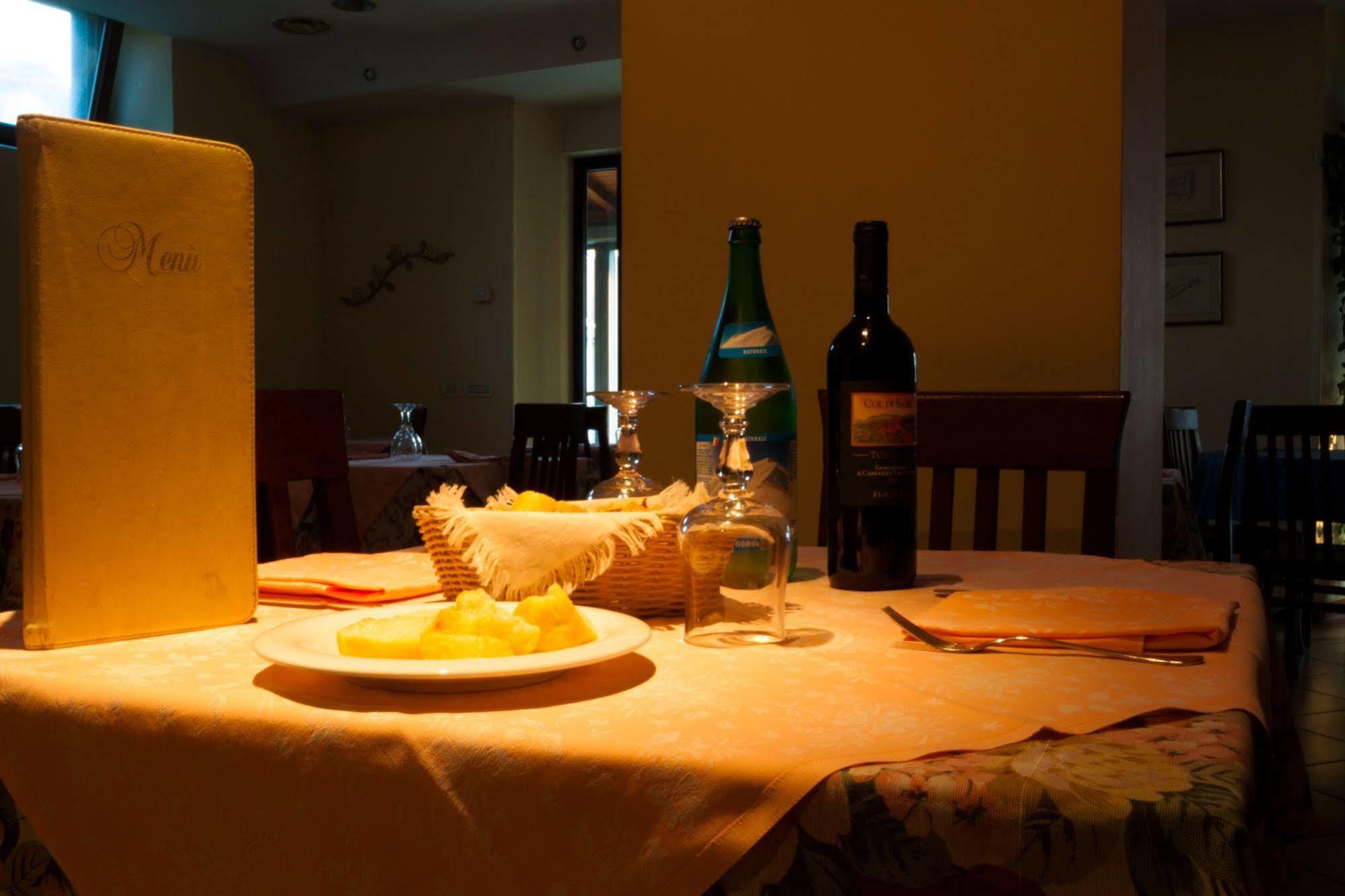Hotel Ristorante Bertolini Piazza al Serchio Buitenkant foto