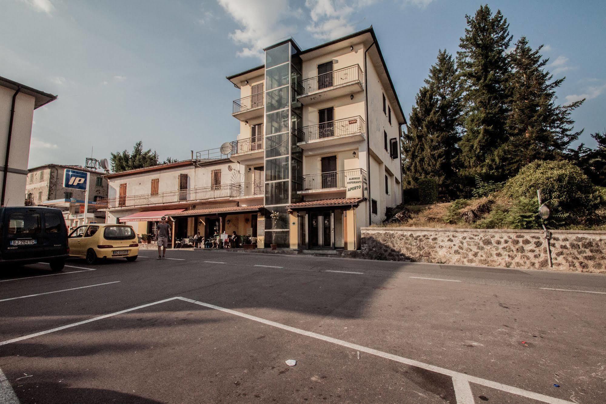 Hotel Ristorante Bertolini Piazza al Serchio Buitenkant foto